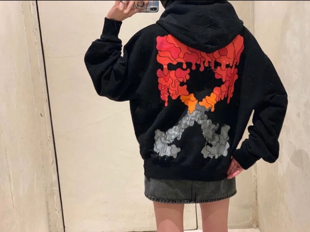 ♻️💯Upper body reference model picture❤️[Launched] The top tested version of the new OFF-WHITE water droplets dissolving ice cream glue arrows men and women couple star same style hooded sweatshirt graffiti arrow series European niche culture high street versatile inkjet graffiti water drop arrows💧hot melt gradient effect! The printing adopts the imported glue hot stamping process. The printing has an overlapping and melting texture, creating a three-dimensional and dynamic effect. After high temperature and heat fixation, the firmness is very high, so there is no need to worry about the printing fading and falling off easily! The fabric is made of custom-woven and dyed pure cotton twill terry that has been pre-shrunk by washing and treated to prevent pilling. The collar is elastic and the collar is all hemmed. The collar will not deform even after repeated cleaning for a long time!  Complete range of PB packaging bags with wash water label tags and comparison support! 🚩Wall crack recommendation is different from the market currency! A full set of customized accessories! Strict quality control! ZP-purchasing agent of the same level! It’s extremely difficult to reproduce, so don’t be afraid of any comparison! Give it away and keep it for yourself. Color: black. Size chart: XS-L P:390
